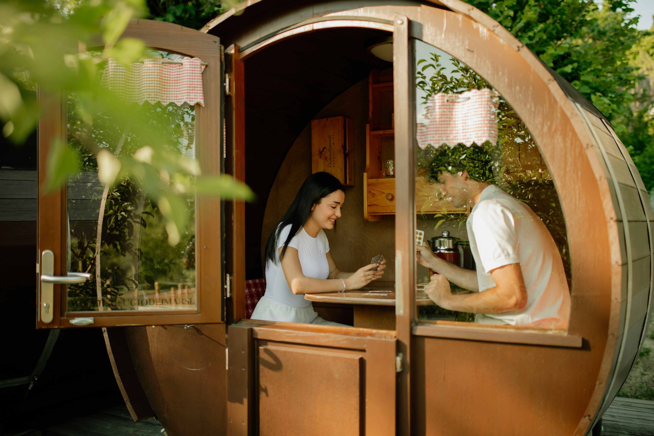 il rifugio dei marsi, dormire in una botte, glamping nelle marche dormire in una botte, notte in botte, il rifugio dei marsi, alloggi insoliti, esperienze da regalare